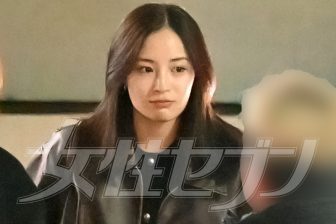 《現役の女子高生に見える!》広瀬すず(27)「渋谷の人気バー」で開催された打ち上げで“透明感”あふ…
