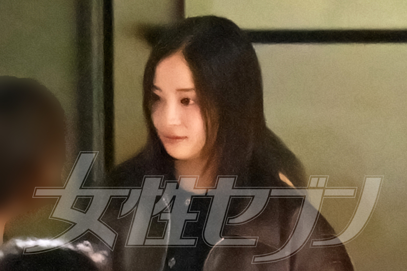 スタッフと談笑する場面も（2025年12月）