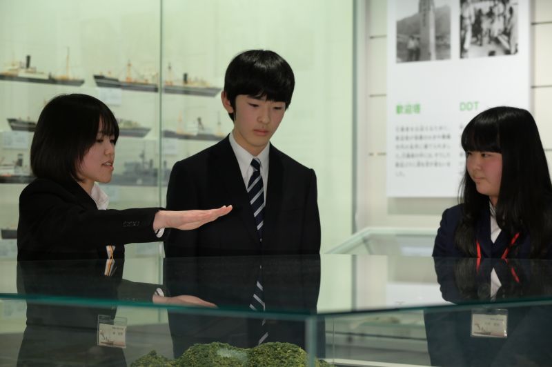 舞鶴引揚記念館を視察された悠仁さま。（2025年2月、写真／JMPA）