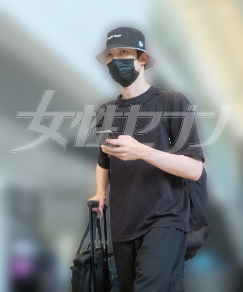 スマホを確認しながら、歩くジェシー（2024年）