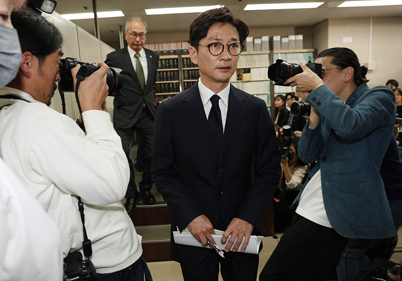 ホテルや別宅を転々としていた（時事通信フォト）