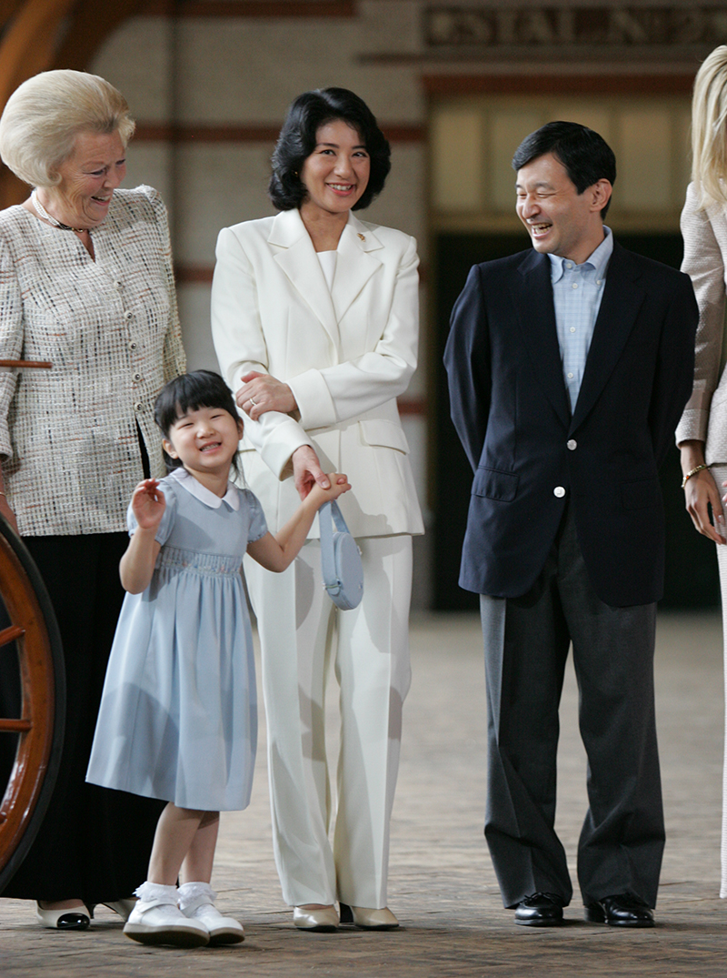 オランダ王室の離宮「ヘット・ロー宮殿」の厩舎で、満面の笑みを見せられた愛子さま（2006年、オランダ。撮影／JMPA） ）
