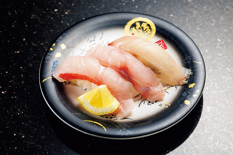 白身の三貫盛り（924円）。左から金目鯛、黒むつ、かんぱち（撮影／玉井幹郎）