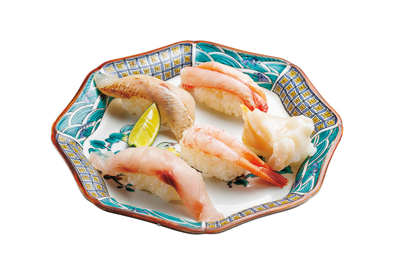 本日の金沢まいもん百万石握り。左下から反時計回りに黒むつ、北陸甘えび、ばい貝、かに身、のど黒（2060円）（撮影／玉井幹郎）