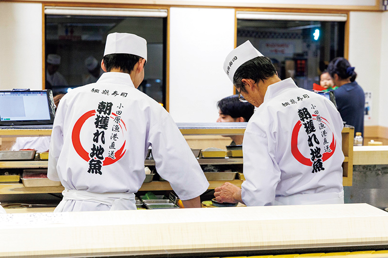 「朝獲れ地魚」と銘打つユニフォーム（撮影／玉井幹郎）