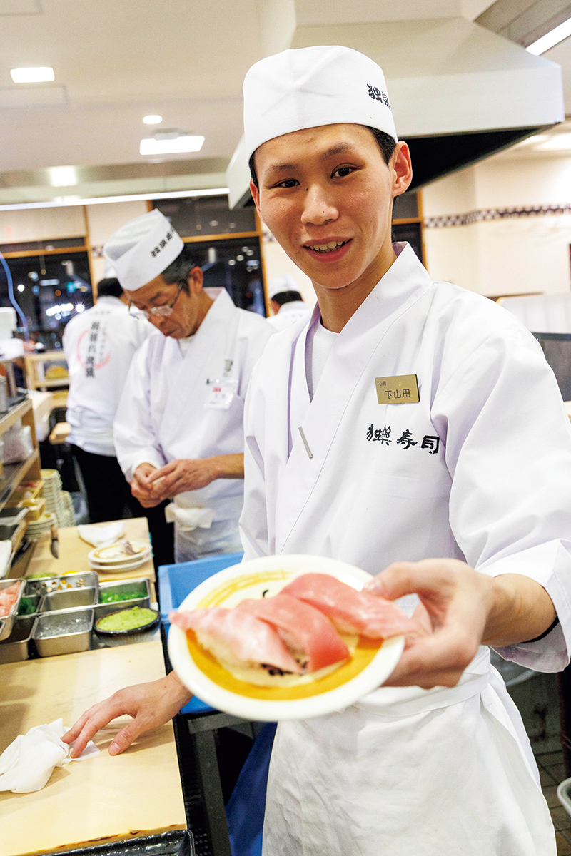 「独楽寿司   大和本店」の職人さん（撮影／玉井幹郎）