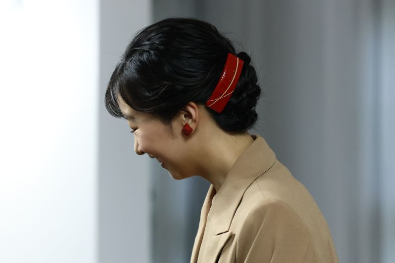 2024年に能登を訪問された際は輪島塗のバレッタとイヤリングを着用。（2024年10月、写真／JMPA）