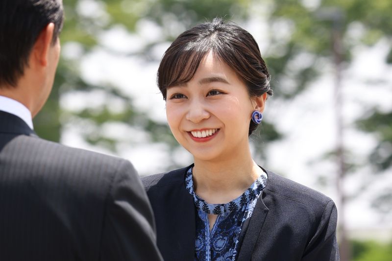 岐阜県訪問では美濃焼のイヤリングを。（2025年5月、写真／JMPA）