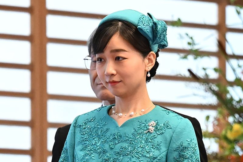 パールのステーションネックレスで華やかな印象に。（2025年9月、写真／時事通信）