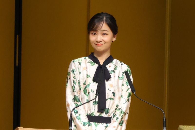 大ぶりな花柄のワンピースも余裕の着こなし。（2025年11月、写真／JMPA）