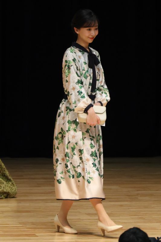 黒のリボンがアクセントに。（2025年11月、写真／JMPA）