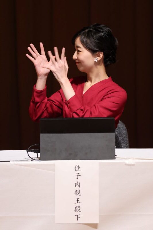 デフリンピックの観戦では花柄のイヤリングをチョイス。（2025年11月、写真／JMPA）