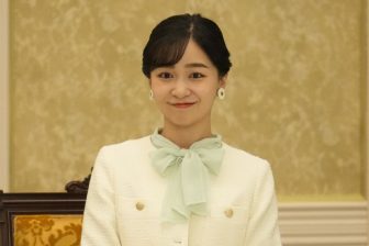 《ボディラインくっきりで賛否》佳子さま「ショッキングピンクワンピ」で垣間見えた皇室の理念「着回すもの」と「封印するもの」TPOをしっかり意識