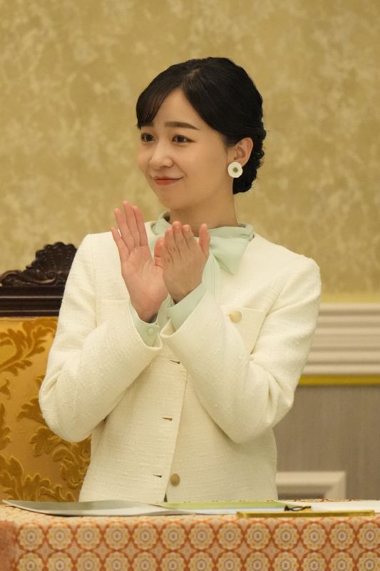 ジャケットを合わせることでフォーマルな印象に。（2025年12月、写真／JMPA）