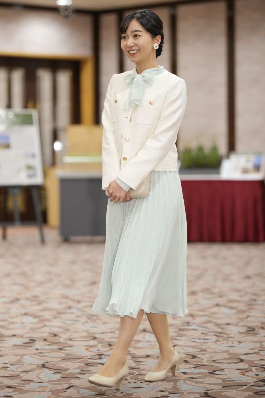 透け感のあるワンピースが可憐な印象を引き出している。（2025年12月、写真／JMPA）