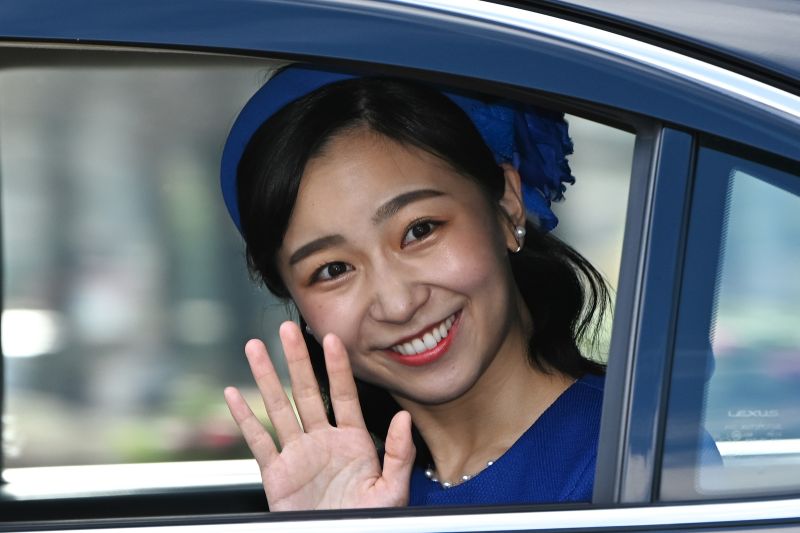 31才の誕生日に仙洞御所を訪問された佳子さま。この日も首元にはステーションネックレスが。（2025年12月、写真／JMPA）