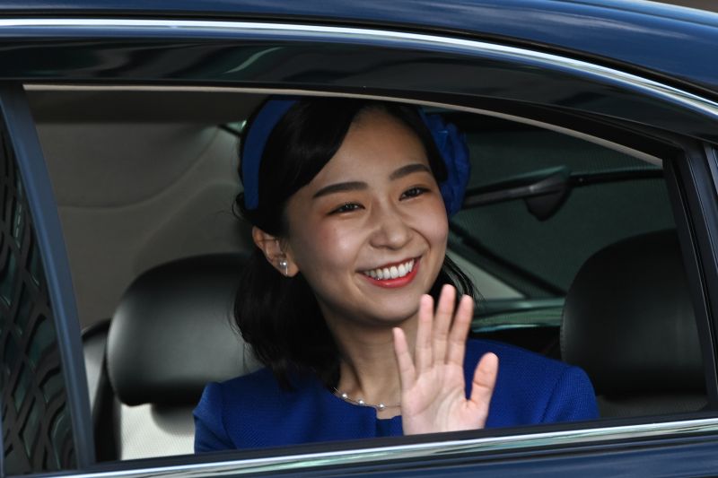 笑みを絶やさず、沿道に集まった人々に手を振られた。（2025年12月、写真／JMPA）