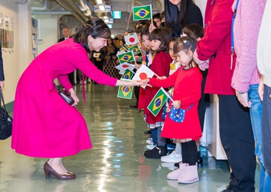 子供たちと触れ合う佳子さま。（2025年12月、写真／宮内庁のホームページ）