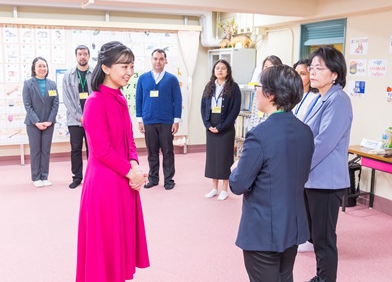 鮮やかなショッキングピンクのワンピースを着こなされた。（2025年12月、写真／宮内庁のホームページ）