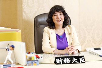 【独占インタビュー】片山さつき財務大臣「ダークスーツ」から「パステルカラー」にファッション…