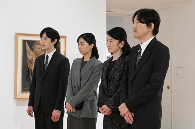 担当者の説明に耳を傾けながら熱心に鑑賞された。（2025年12月、写真／時事通信）