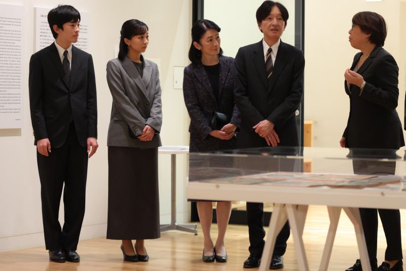 担当者の説明に耳を傾けながら鑑賞された。（2025年12月、写真／JMPA）