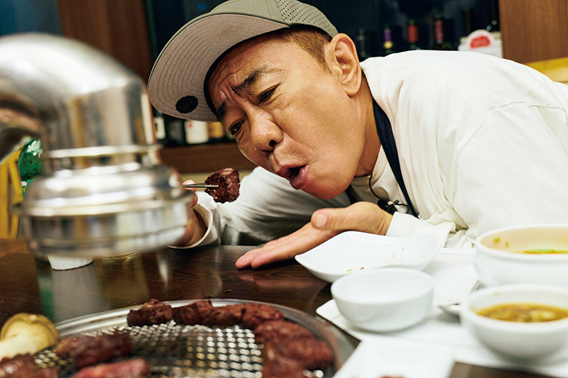 焼き肉を堪能する木梨憲武