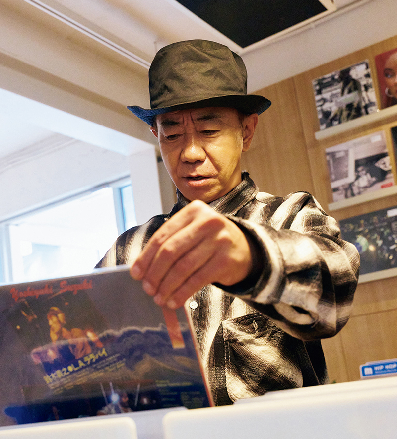 レコードを真剣に見つめるノリさん