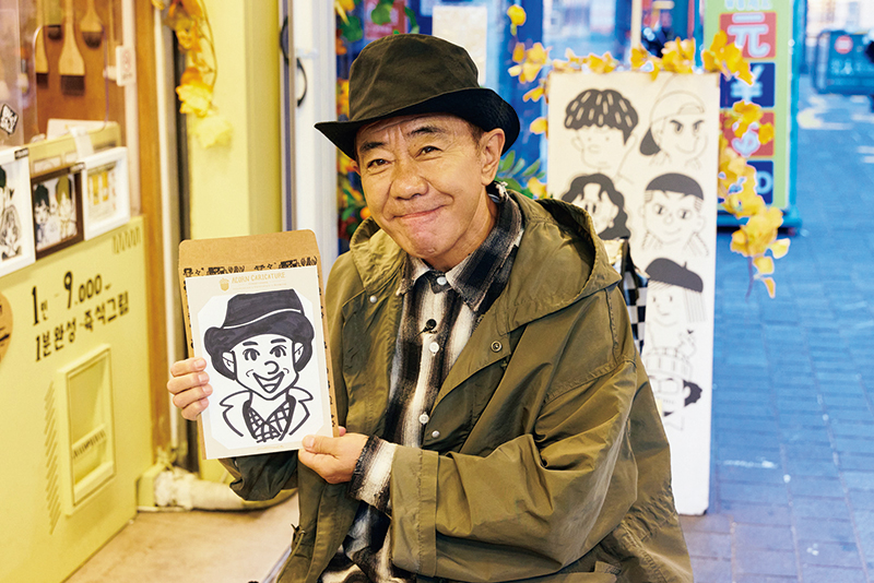 明洞を散策中、似顔絵を描いてもらうノリさん。「もうできたの? 2分もかかってないじゃん」とご満悦