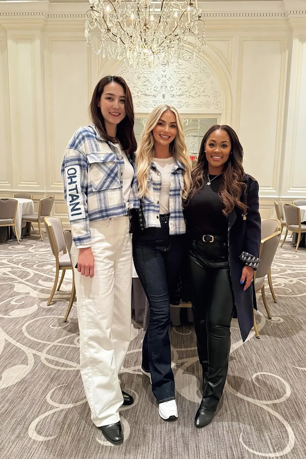 普段から白パンツを好んでいたようだ。左から真美子さん、チェルシー・フリーマン、ブリアンナ・ベッツ（2024年10月29日）。インスタグラムより