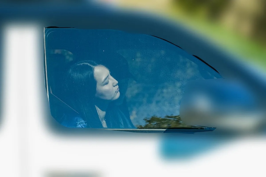 ハンドルを握る真美子夫人。