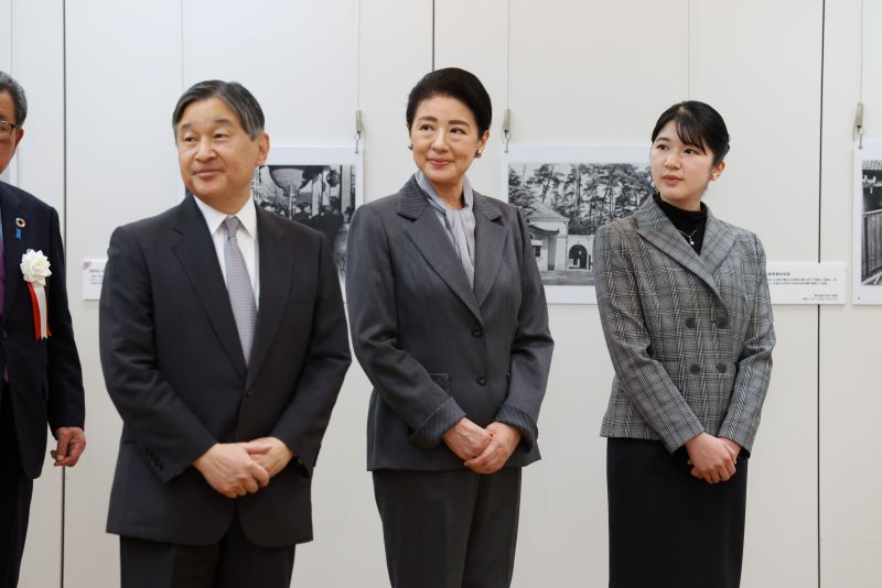 グレーのリンクコーデを披露された天皇ご一家。（2025年12月、写真／JMPA）