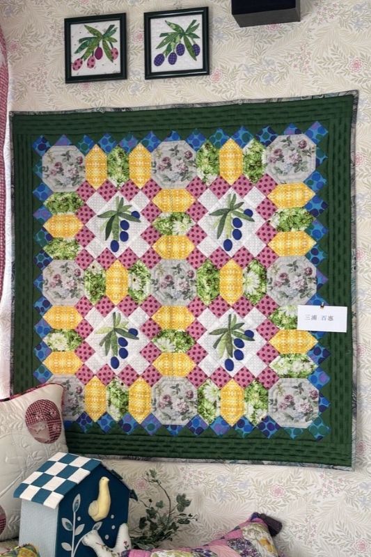 オリーブをモチーフにしたタペストリー。（2023年11月）