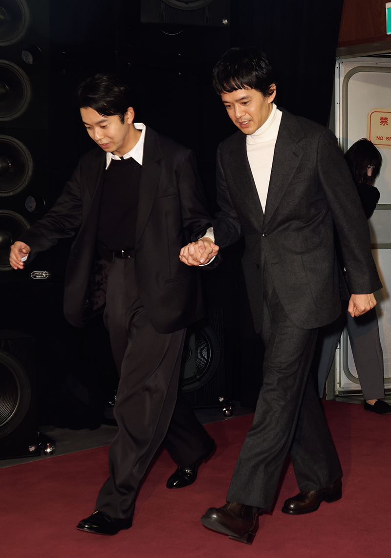 会見には手を繋いで入場（撮影／平野哲郎）