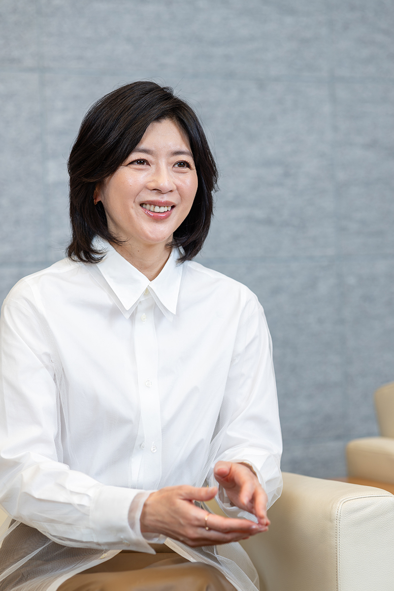 笑顔で取材に答える中山忍