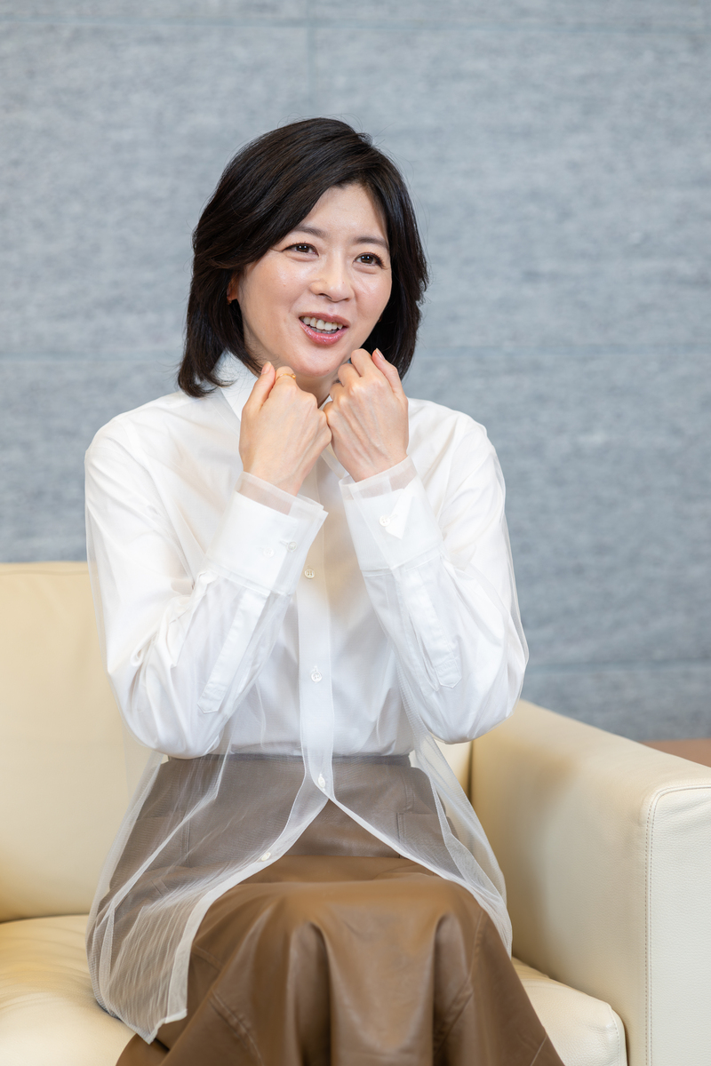 笑顔で中山美穂さんの話をする中山忍