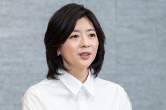 《中山美穂さんが亡くなって1年、妹・中山忍の告白》「遺品整理で見つかった秘蔵の“忍ファイル”」「1度だけ伝えられた“遺言めいた言葉”」、遺骨は「リビングにあります」