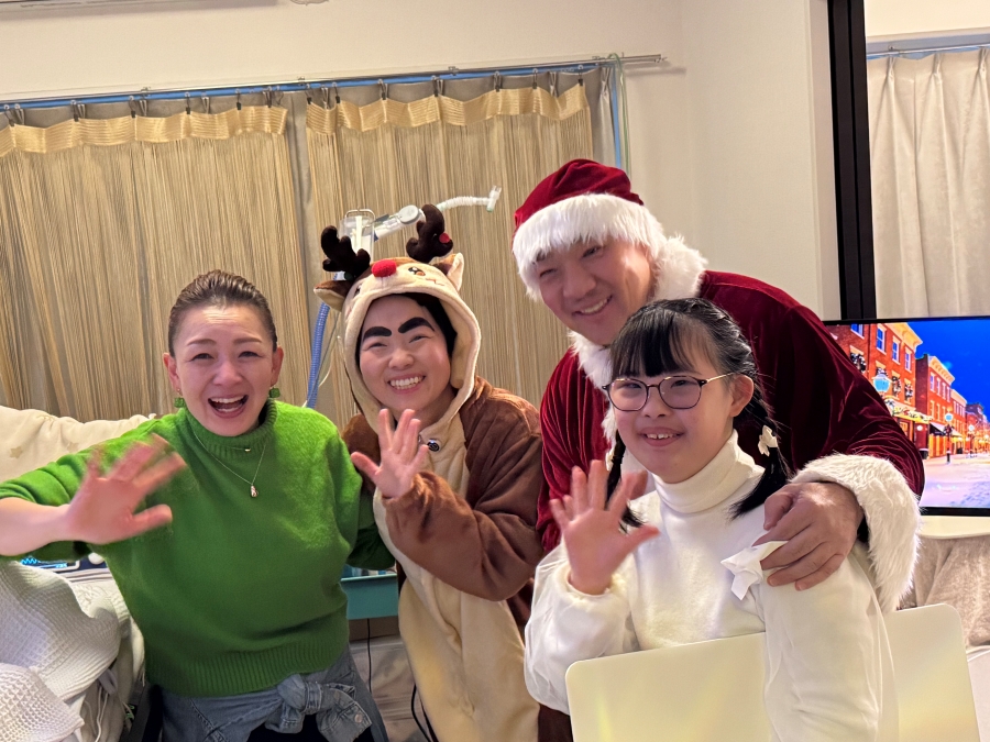 母親の佳世さんも涙