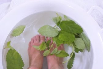 《体を温めるだけで不調改善！》「シャワーは熱め」「入浴できない日でも手浴・足浴」など生活習…