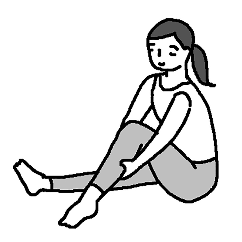 ふくらはぎを揉む女性