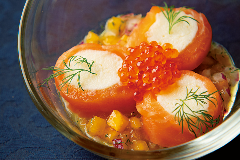 「サーモンマリネと帆立ムースのポーピエット 柿と赤玉ねぎのドレッシング」