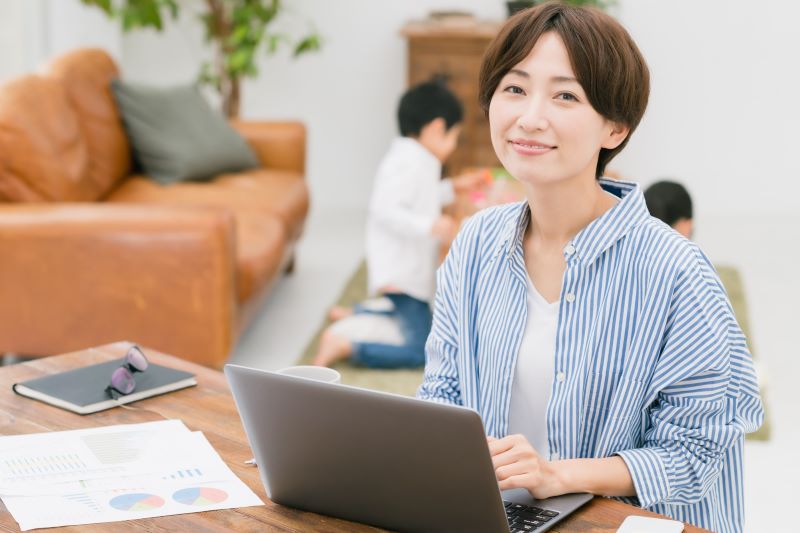 育児のためのテレワークをサポートする制度も（写真／PIXTA）
