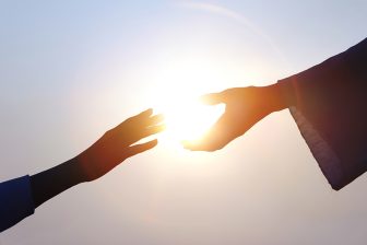 《「死後の世界」「あちらの世界」に関する研究》「この世に生きたすべての人の意識の記憶は“ゼロ・ポイント・フィールド”に波動の形で記録されている」との仮説も