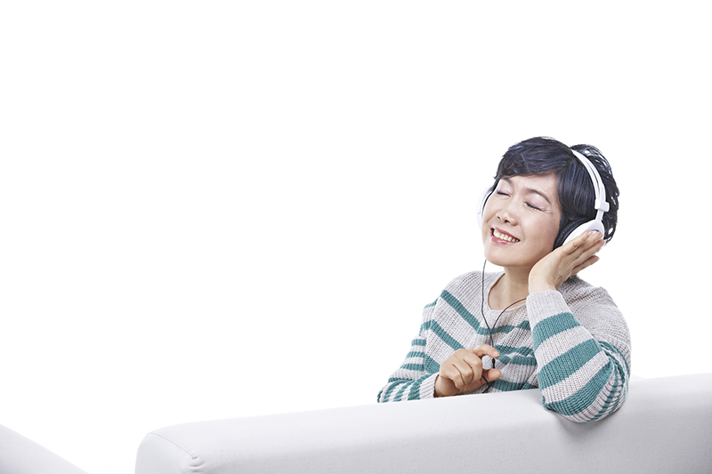 音楽を聴く（写真／PIXTA）