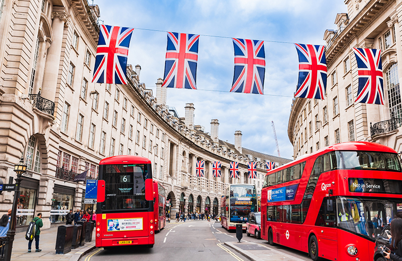 トモくんの記憶では「2階建てバスに乗り、お金はポンドだった」（写真／PIXTA）