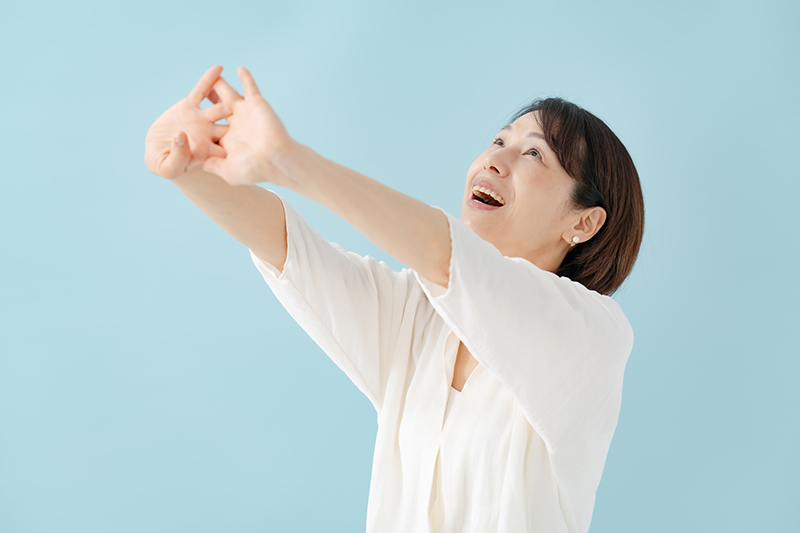 手を伸ばす女性