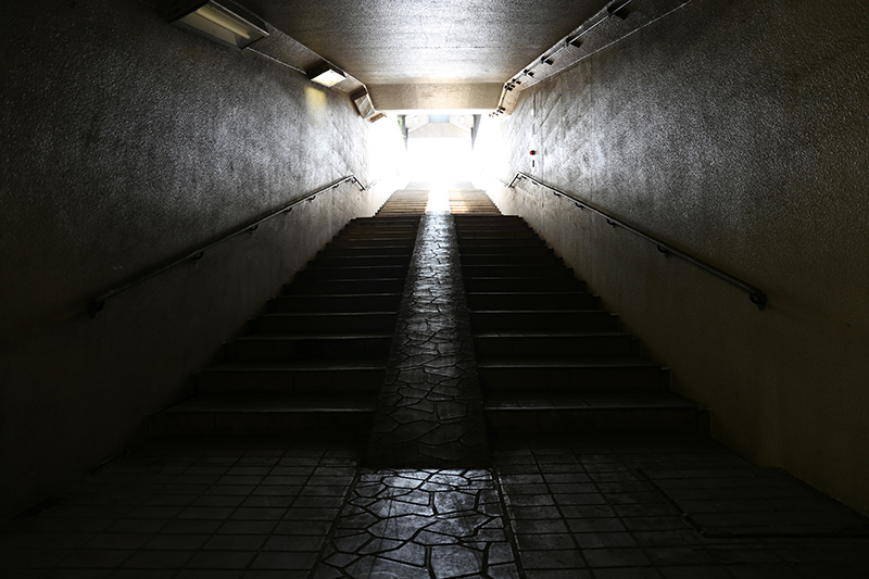 暗いトンネルの中で、亡くなった大切な人と会えることが多い（写真／PIXTA）