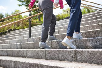 名医10人が実践！健康寿命を延ばす《ストレス解消術》「階段を上って血流をよくする」「1〜5分程…