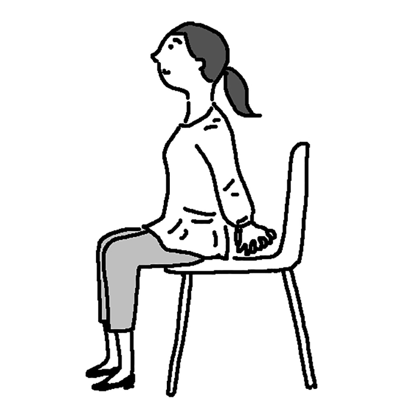 いすに座る女性