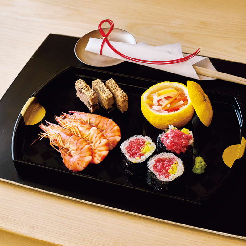 家庭でも、お店のようなおせちが作れる！右上から、「紅白柿なます」「とろたく巻き」「鶏松風」「車えびのつや煮」